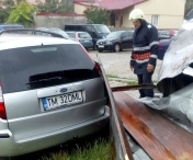 FOTO - Furtuna violenta in Timisoara: acoperisuri smulse, copaci rupti si strazi inundate