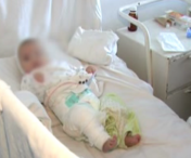 SCENE SOCANTE! Un bebelus de noua luni a ajuns la Spitalul de Copii din Timisoara batut, cu fractura de picior si muscaturi pe corp