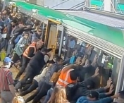 VIDEO - Imagini incredibile: Zeci de oameni imping un tren pentru a salva un calator