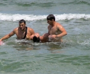 TRAGIC! Trupul barbatului intrat in mare pentru a salva o femeie si un copil a fost scos la tarm de valuri. Un alt turist a fost luat de valuri in cursul diminetii