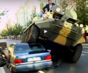 VIDEO SOCANT! Un primar striveste cu un tanc masinile parcate ilegal