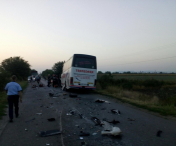 TRAGEDIE in judetul Arad! Doua persoane au murit si 10 sunt grav ranite dupa un impact nimicitor intre un microbuz si un autobuz