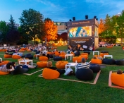 Cinema în aer liber pentru cei mici și cei mari, cu proiecții pe un cub uriaș, gaming și surprize, la Orange Weekends în Iulius Gardens