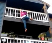 O tanara beata cade in timp ce incearca sa coboare de pe balcon - VIDEO