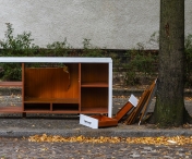 Gunoi si mobila stricata, abandonate pe casa scarii, intr-un bloc din Timisoara