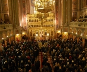 Sute de credinciosi din Timisoara au venit la Slujba Vecerniei, la Catedrala din Timisoara, in ajunul Adormirii Maicii Domnului