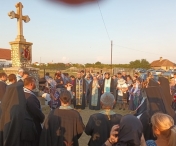 O mulțime de credincioși merg pe Drumul Crucii la Mănăstirea Hodoș-Bodrog