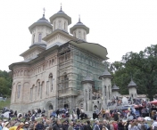 Peste 30.000 de pelerini asista la slujba de Liturghie oficiata la Manastirea Nicula