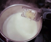 Un leac de top: Ce se intampla daca bei lapte cu usturoi 
