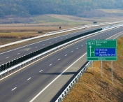 Indicatoare rutiere cu avertizarea 'Atentie, animale salbatice! ', montate pe autostrada A1