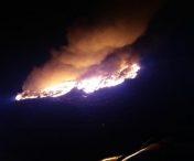 Incendiu puternic la o fabrica de mase plastice din Ialomita. Trei depozite de 3.000 mp au ars