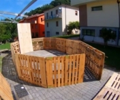 WOW! Cum sa construiesti o piscina din paleti de lemn - VIDEO