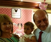 Nepoata presedintelui Basescu a implinit un an. Ce a ales micuta de pe tavita