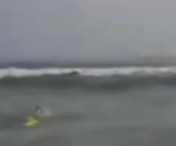 IMAGINI DRAMATICE surprinse de un turist pe litoral! Un tanar este salvat in ultima clipa de salvamari de la inec, dupa ce a fost luat de curenti - VIDEO