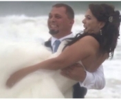 VIDEO FABULOS! Doi miri faceau fotografii de nunta in mijlocul uraganului. Ce a urmat este incredibil!