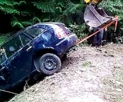 La un pas de tragedie! Patru turisti au cazut cu masina intr-o rapa adanca de 10 metri din Muntii Bucegi 