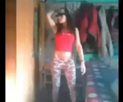 VIDEO INCREDIBIL! Fata de la tara danseaza pe o manea. Te straci de ras ce face in fata web-ului!