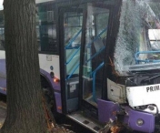 Un sofer RATT a intrat cu autobuzul in copac. O calatoare a ajuns la spital