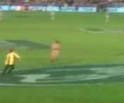 VIDEO FABULOS / O femeie dezbracata a întrerupt meciul de rugby dintre Noua Zeelanda si Argentina. Oamenii de ordine au tabarat pe fata