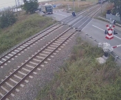 VIDEO SOCANT in judetul Arad! Un motociclist inconstient trece prin fata trenului si face semne obscene spre mecanicul de locomotiva