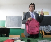 Primarul Robu a impartit ghiozdane si rechizite scolare elevilor rromi