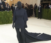S-a aflat cine creeaza hainele in care se costumeaza Kim Kardashian. Cine vrea ca vedeta sa se acopere din cap pana-n picioare?