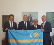 SCANDALOS! Ambasadorul american la Bucuresti s-a POZAT cu steagul Secuiesc