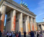 Activişti din gruparea ecologistă Ultima Generaţie au vopsit cu spray portocaliu coloanele porţii Brandenburg