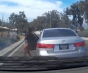 VIDEO INCREDIBIL! Femeia asta ciudata paraseste masina pe autostrada si provoaca un accident in lant
