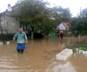 Nu scapam de inundatii! Apa a navalit in mai multe gospodarii din Sacosu Mare 