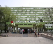 Asistenta batuta cu salbaticie in fata Spitalului Judetean Timisoara