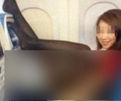 O stewardesa s-a fotografiat in pozitii indecente in avion. Imaginea a scapat pe net, iar reactiile nu au intarziat sa apara