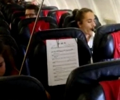 Video superb - Concert printre nori. Opt studenti clujeni de la Academia de Muzica au cantat in avion