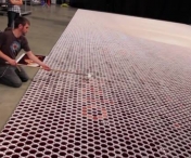 Un barbat a umplut 66.000 de pahare cu apa colorata, apoi le-a asezat pe toate pe podea. Cand am vazut ce a realizat, am ramas fara cuvinte