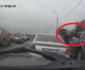 Acest sofer nervos a sarit la bataie in trafic. Uite peste cine a dat cand a ajuns la masina din fata (VIDEO)