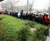 Sute de persoane stau la coada in Hunedoara pentru a-si depune dosarele pentru Programul 'Casa Verde'