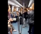 Viral: Oamenii dintr-un metrou au inceput sa danseze pe muzica unui baiat care canta pentru bani - VIDEO