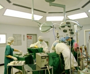 Transplant de rinichi de la sotie la sot, realizat cu ajutorul robotului DaVinci la un spital din Brasov