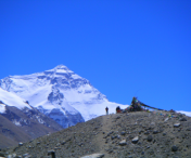 Misterul steagurilor care apar si dispar pe Everest - FOTO