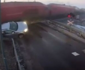 VIDEO SOCANT! O soferita a scapat ca prin minune dupa ce masina ei a fost spulberata de tren 