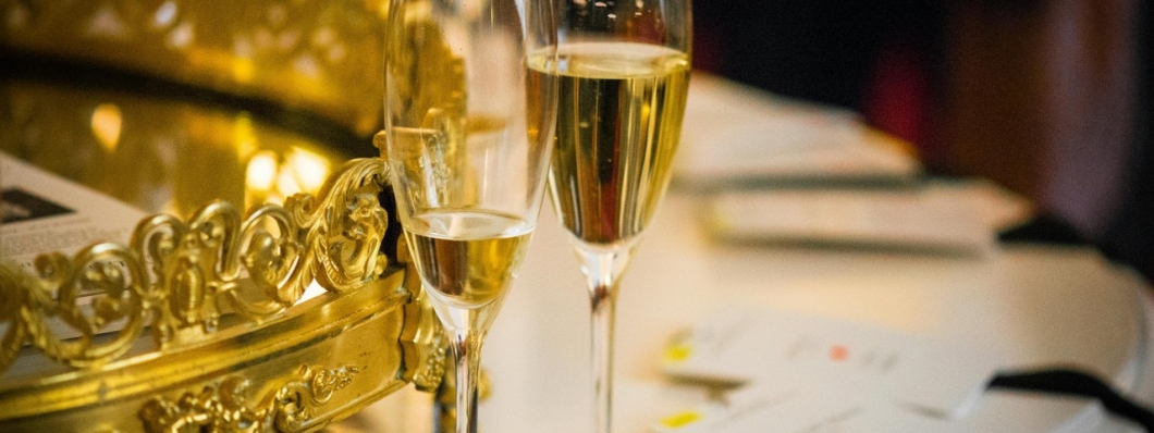 Șampanie în pahar înalt sau în pahar de vin? Cum influențează forma experiența degustării