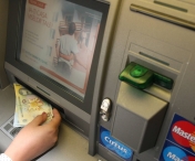 Noua metoda a infractorilor de inselare a bancilor: aceeasi suma retrasa simultan de la bancomat si ghiseu