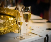 Șampanie în pahar înalt sau în pahar de vin? Cum influențează forma experiența degustării