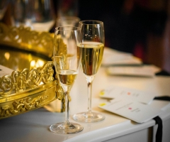 Șampanie în pahar înalt sau în pahar de vin? Cum influențează forma experiența degustării