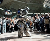 Unul dintre cei mai faimosi roboti din lume, care canta si danseaza, a ajuns la Timisoara