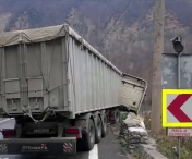 Un TIR care a derapat blocheaza traficul pe un sens intre judetele Valcea si Sibiu