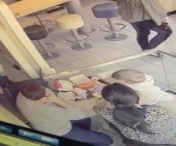 O femeie a fost  pradata de portofel in restaurant - VIDEO