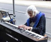 VIDEO - Are 80 de ani si canta dumnezeieste la pian pe strada! Povestea ei este una dramatica….