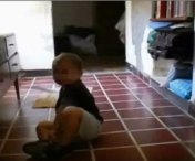 VIDEO! O mamica a incremenit cand a vazut ce a a parut in spatele fiului ei