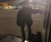 Un pasager a folosit iesirea de urgenta a avionului, suparat ca a asteptat prea mult - VIDEO